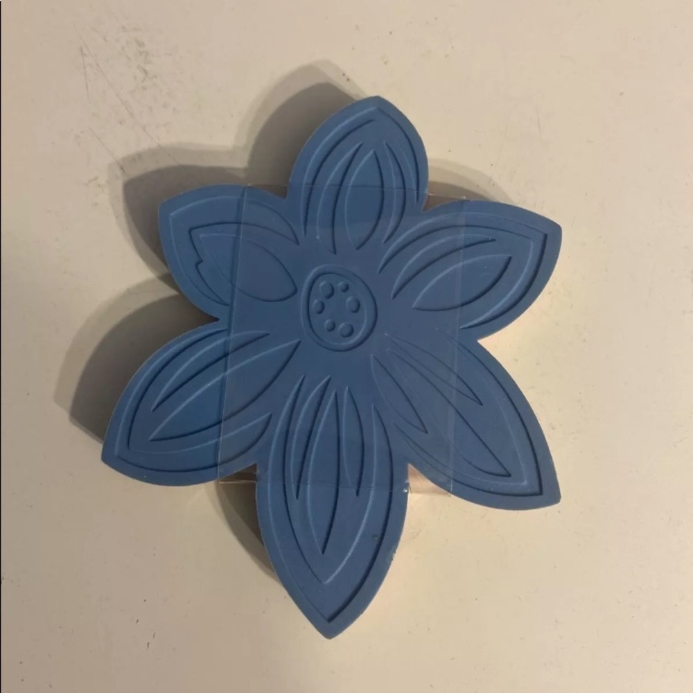 COASTER SOLID SILICONE 4 COLORS GREAT
LOOKING DRINKS WON'T SLIDE.